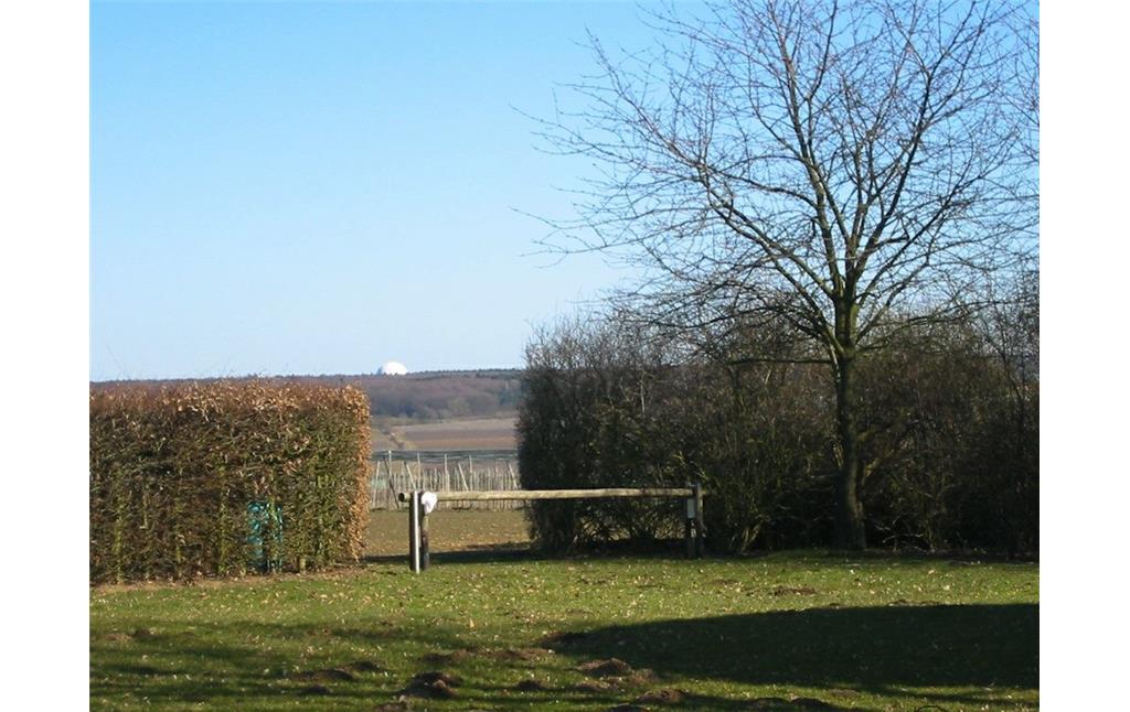 Sicht vom Windmühlenturm Fritzdorf aus in nordöstliche Richtung zum Radom bei Berkum (2011).
