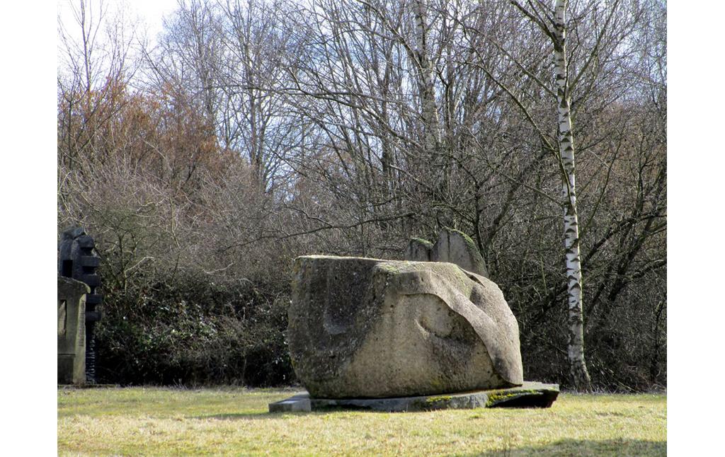 Skulpturen im Skulpturengarten LAPIDEA im Grubenfeld nördlich von Mayen (2015)