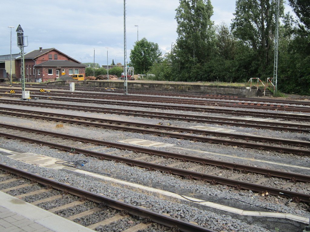 Bahnhof Euskirchen (2015). Blick auf die Verladerampe und den Güterschuppen.