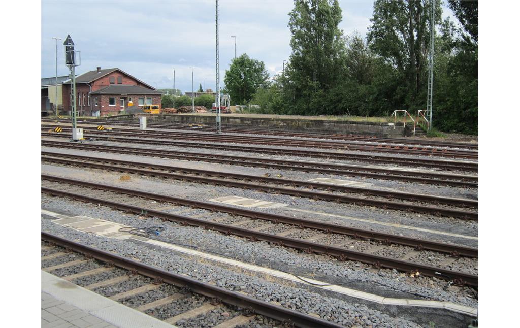 Bahnhof Euskirchen (2015). Blick auf die Verladerampe und den Güterschuppen.