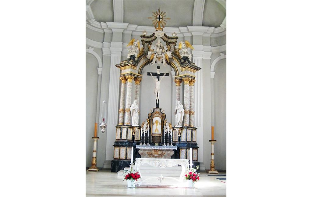 Der Innenraum und der Altar der Pfarrkirche Sankt Stephanus in Elsen (2014)