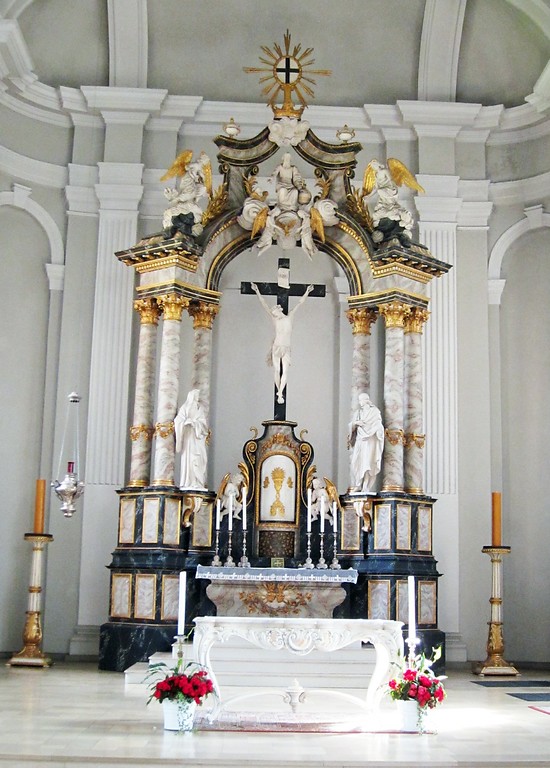Der Innenraum und der Altar der Pfarrkirche Sankt Stephanus in Elsen (2014)