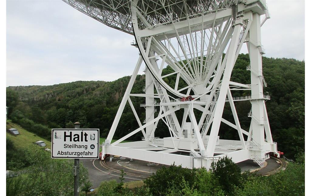 Detailaufnahme vom Fuß und dem 64 Meter Durchmesser großen Fundament des Radioteleskops Effelsberg bei Bad Münstereifel-Effelsberg, das mit 100 Meter Spiegeldurchmesser zu den größten Radioteleskopen der Erde gehört (2020).
