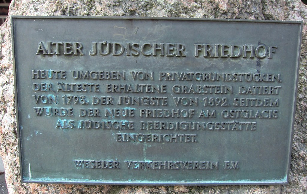 Metallene Hinweistafel auf dem Gedenkstein zum alten Jüdischen Friedhof in Wesel in der Straße Esplanade (2014)