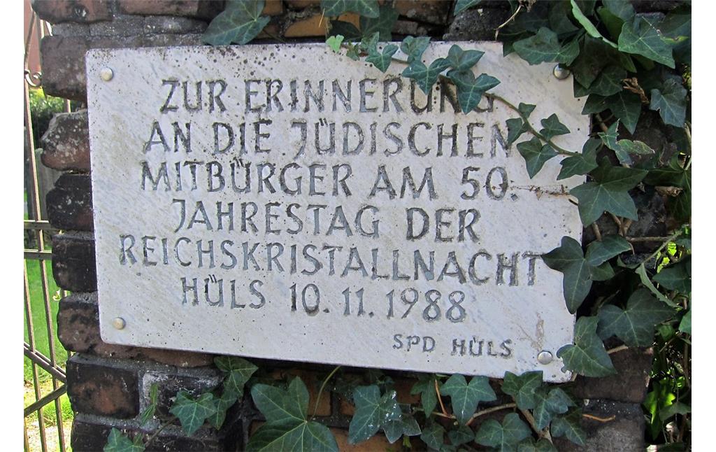 Gedenktafel am jüdischen Friedhof am Strathhof in Krefeld-Hüls (2014). Der Inschriftentext lautet: "Zur Erinnerung an die jüdischen Mitbürger am 50. Jahrestag der Reichskristallnacht Hüls 10.11.1988. SPD Hüls"