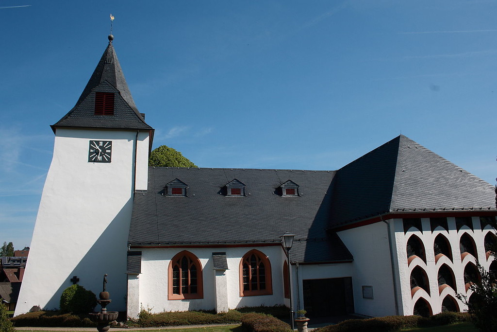 Ansicht der katholischen Pfarrkirche St. Vinzenz in Kelberg (2011).
