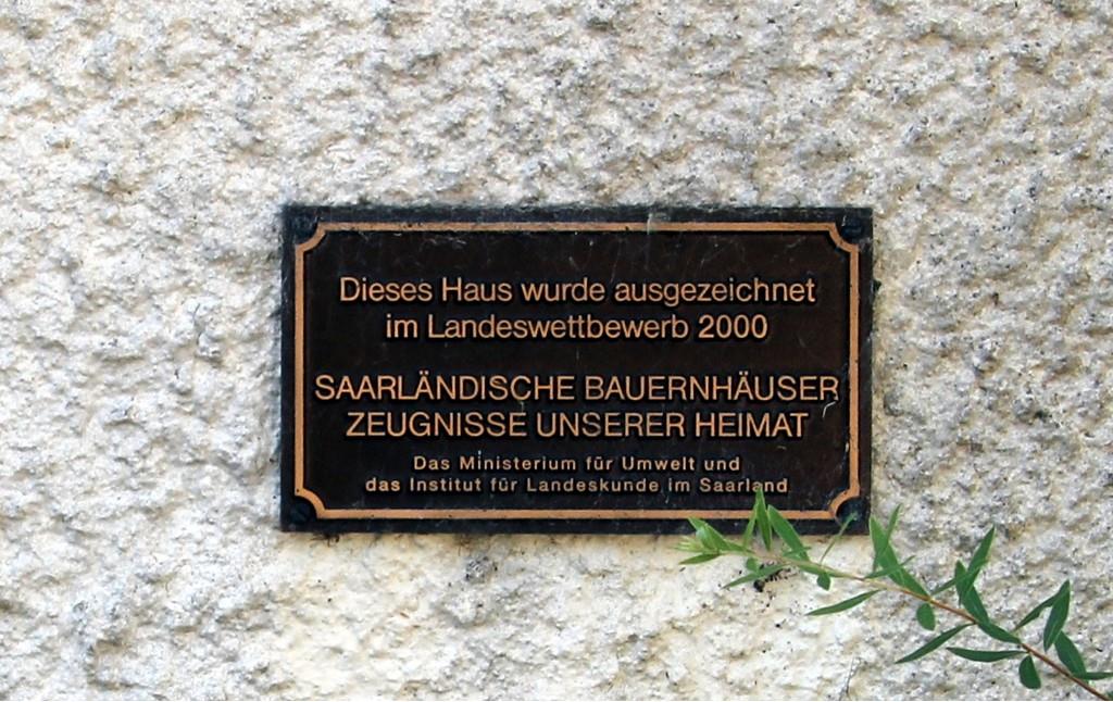 Plakette am alten Bauernhaus Brunnenstraße 23 in Otzenhausen, die auf die Auszeichnung Saarländischer Bauernhäuser hindeutet (2016)