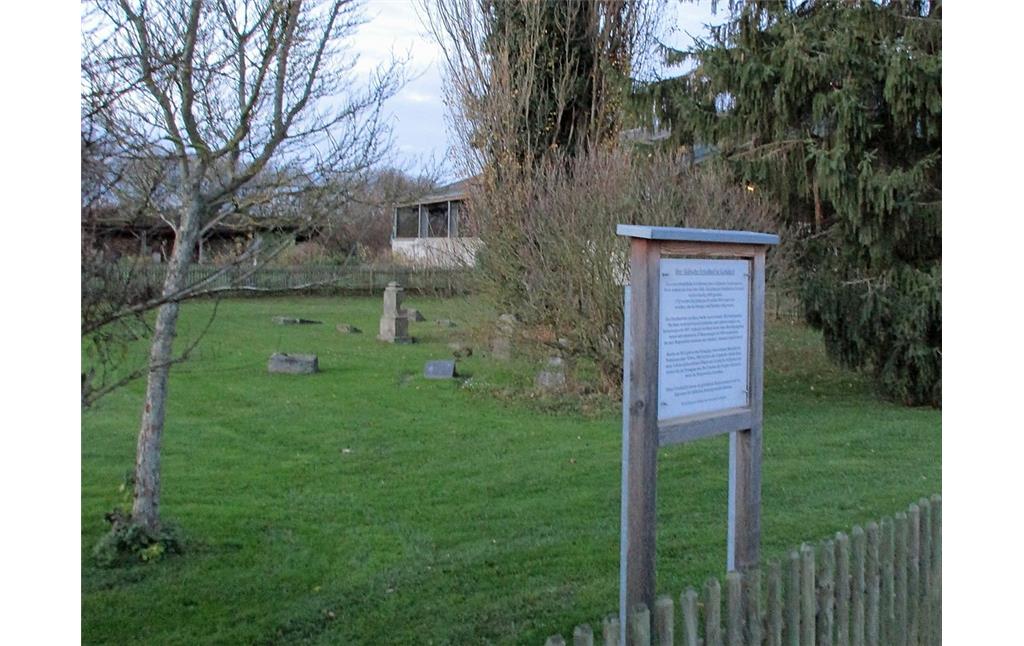 Das Gräberfeld und die Informationstafel am neuen Jüdischen Friedhof in der Burgstraße, Grafschaft-Gelsdorf (2015).