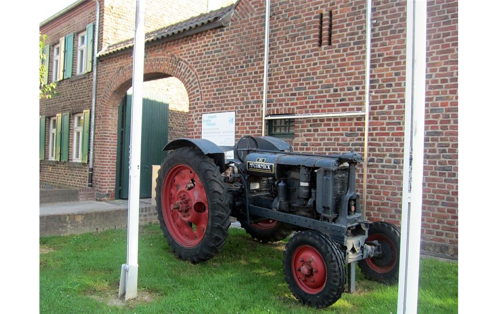 Ein alter Traktor "McCormick" vor dem Eingang zum Kulturzentrum in der Gehöftgruppe Sinsteden (2014).