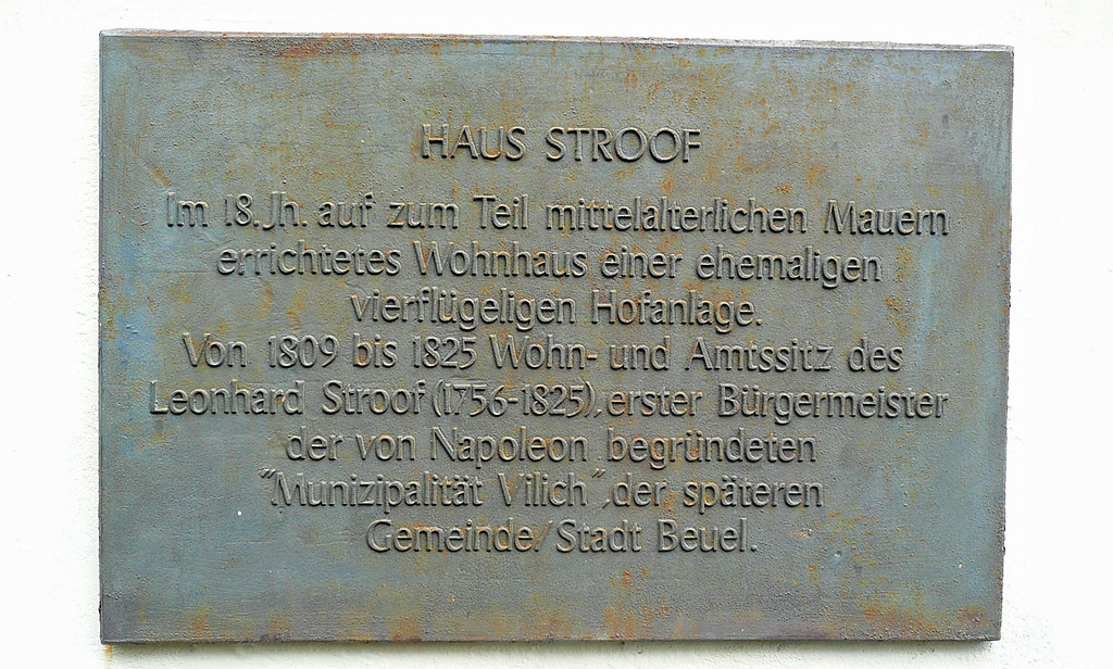 Eine Infotafel zu dem Haus Stroof am Eingang der ehemaligen Bürgermeisterei (2014)