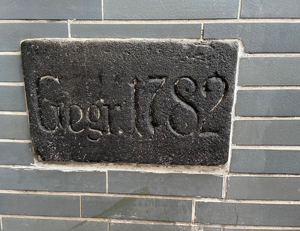 Der Stein mit der Aufschrift "Gegr.(ündet) 1782) im Eingang des "Haus Knott" erinnert an die lange Geschichte der Gastwirtschaft am Friedrich-Ebert-Ufer in Porz (2023).