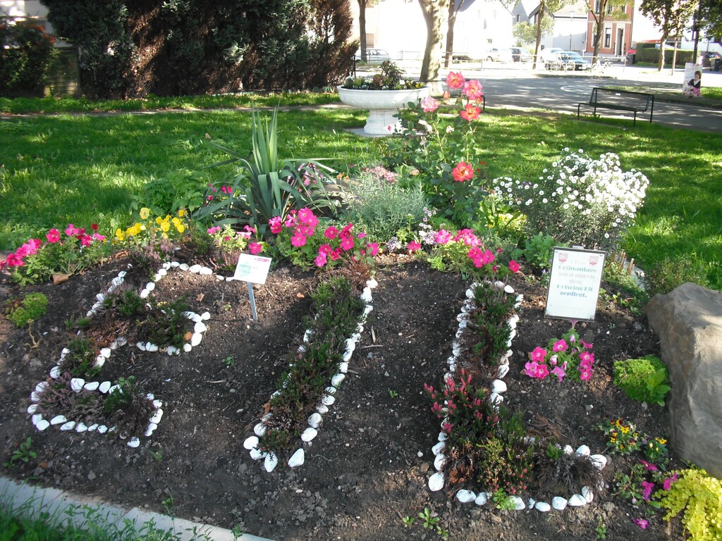 Das Blumenbeet auf dem Besenbinderplatz (Aufnahme von 2015) wurde im Jahr 2014 vom Ortsring Eil angelegt.