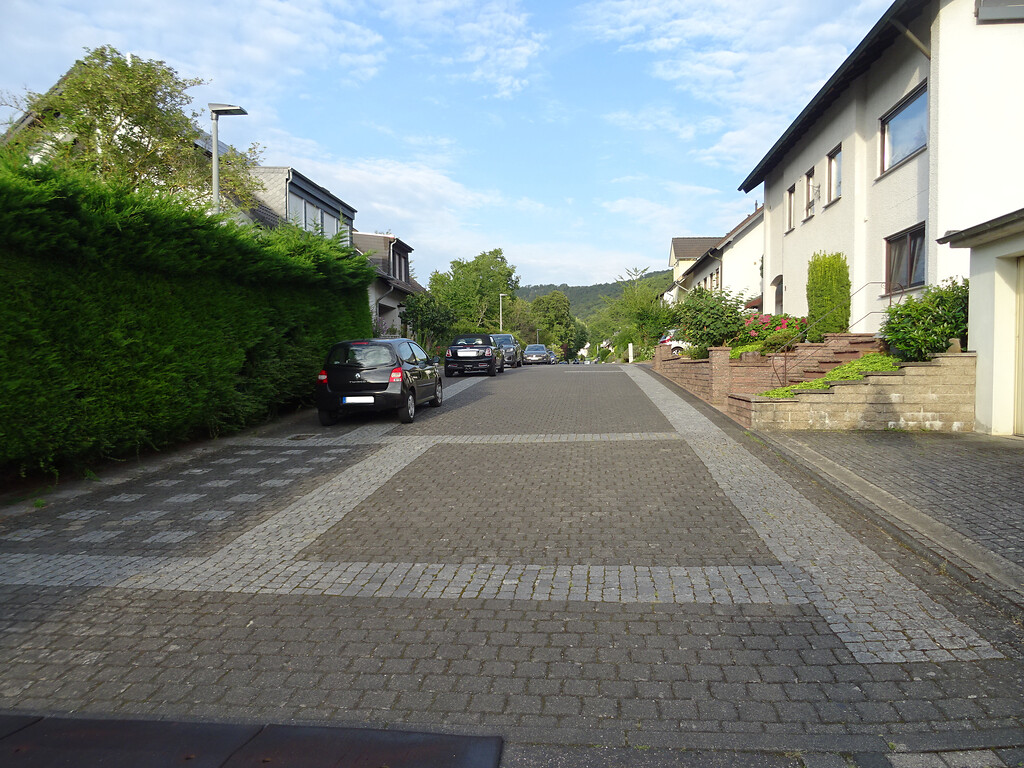 Straße "Schwedenpfad" mit Pflasterung. Sie zeigt den Verlauf der Mauern der "villa rustica", Koblenz-Lay (2021)