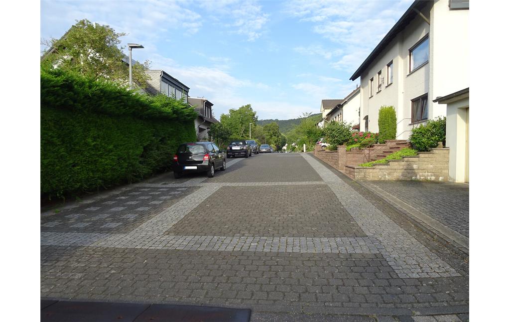 Straße "Schwedenpfad" mit Pflasterung. Sie zeigt den Verlauf der Mauern der "villa rustica", Koblenz-Lay (2021)