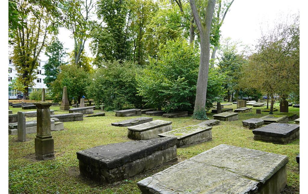 Blick auf die vielen erhaltenen Grabstätten auf dem historischen Geusenfriedhof in Köln-Lindenthal (2021).