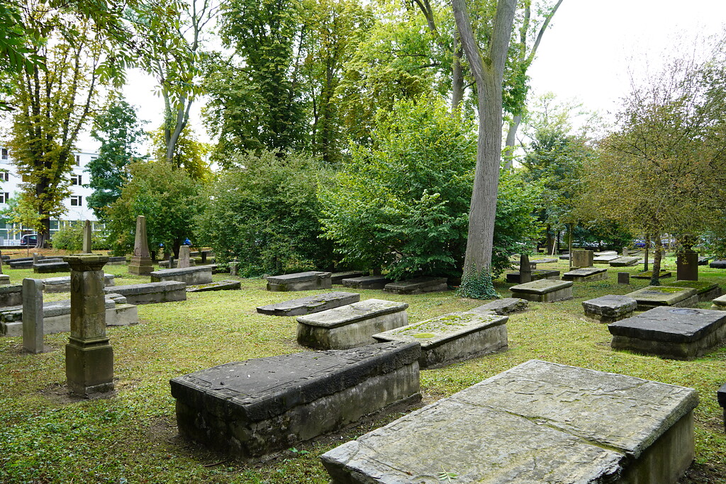Blick auf die vielen erhaltenen Grabstätten auf dem historischen Geusenfriedhof in Köln-Lindenthal (2021).