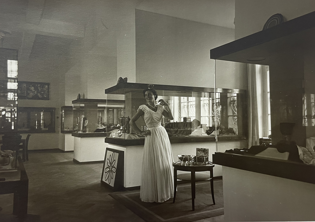 Weibliches Modell in der Gewerbehalle in Idar-Oberstein (1940er Jahre)