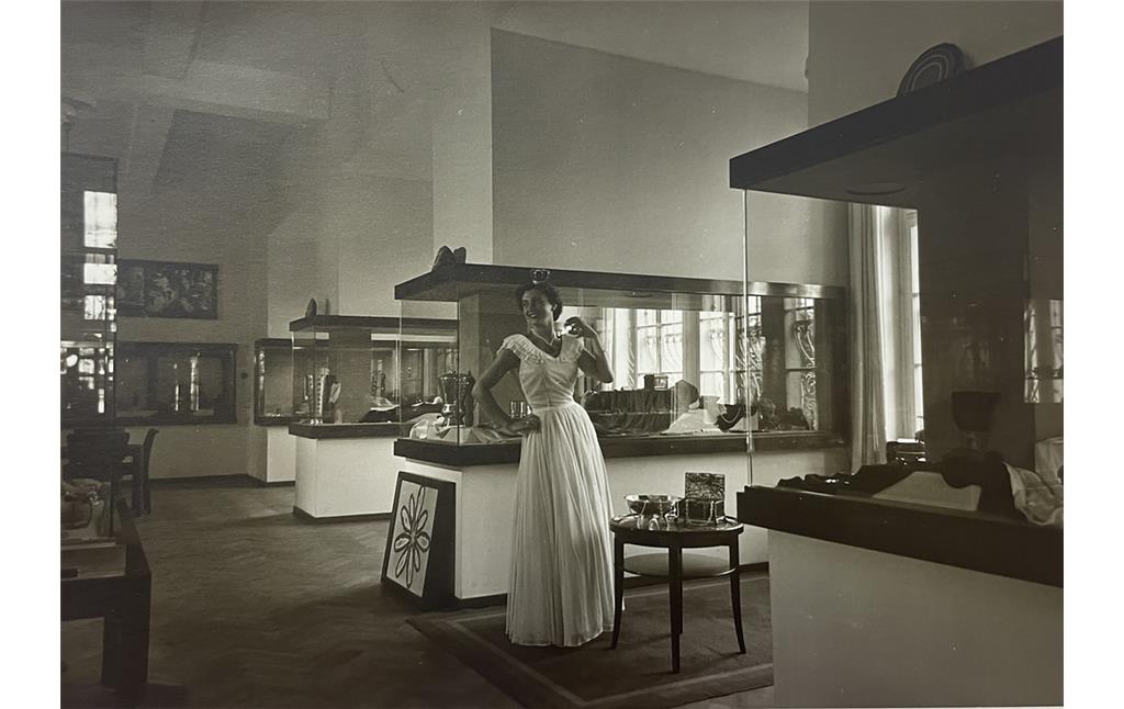 Weibliches Modell in der Gewerbehalle in Idar-Oberstein (1940er Jahre)