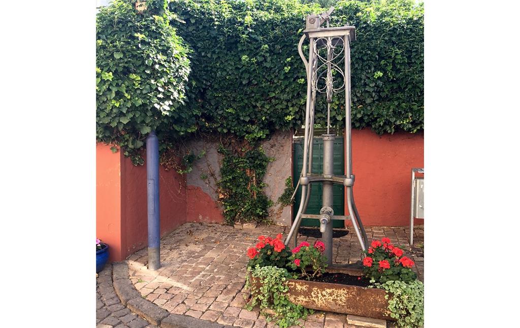 Gusseiserner Pumpbrunnen an der Hintermauergasse in Oberlahnstein (2016)