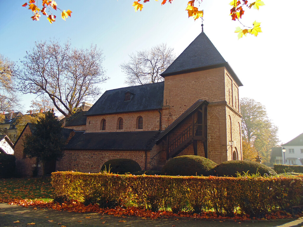 Die Kirche Krieler Dömchen, eigentlich Alt St. Stephan, in Köln-Lindenthal von Norden aus gesehen (2020).