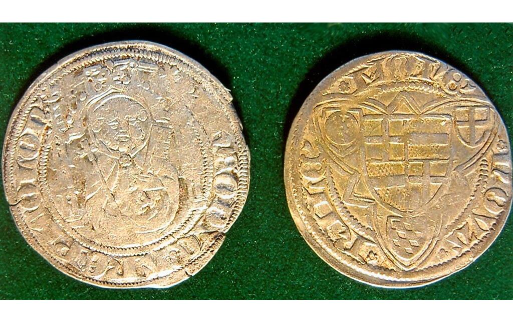 Eine spätmittelalterliche Silbermünze "Weißpfennig" (auch Albus oder rheinischer Groschen genannt) aus Riehl, wo zwischen 1357 und 1473 Münzen für die Kölner Erzbischöfe geschlagen wurden.