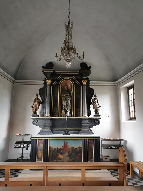 Den Innenraum der St. Wendelinuskapelle in Bornheim-Sechtem beherrscht ein barockes Retabel aus Marmor (2020).