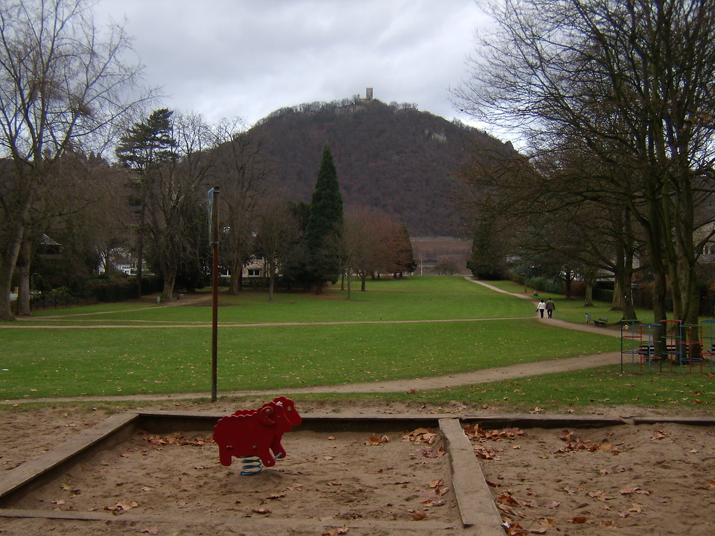 Blick vom Spielplatz des Drachensteinparks auf den Drachenfels