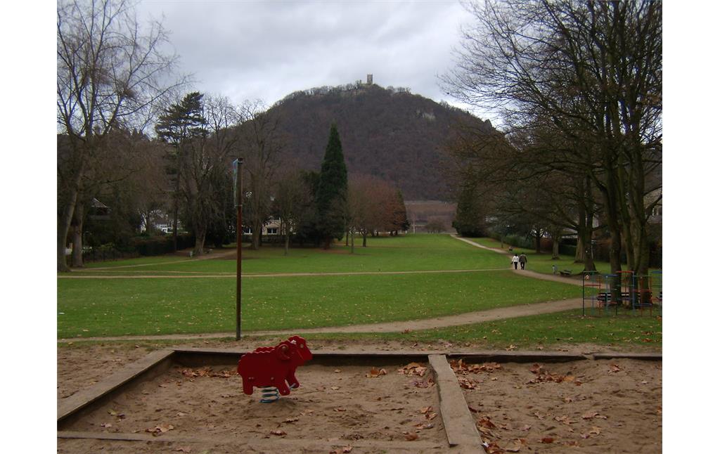 Blick vom Spielplatz des Drachensteinparks auf den Drachenfels
