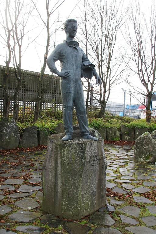 Das Denkmal für den Automobilrennfahrer Wolfgang Graf Berghe von Trips (1928-1961) am Nürburgring ehrt den bei einem Rennunfall tödlich verunglückten und bis heute populären Rennfahrer (2020).