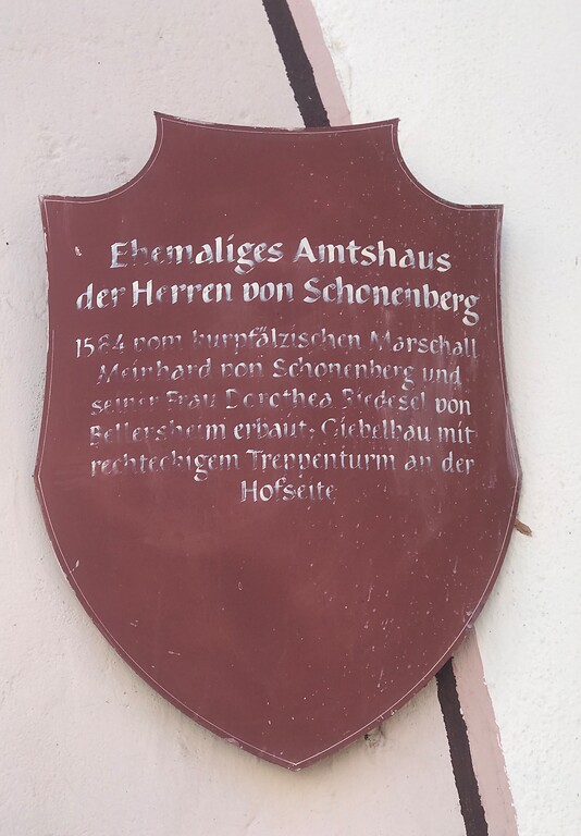 Informationsschild am ehemaligen Amtshaus in der Straße "Im Schlosshof" in Waldlaubersheim (2021)