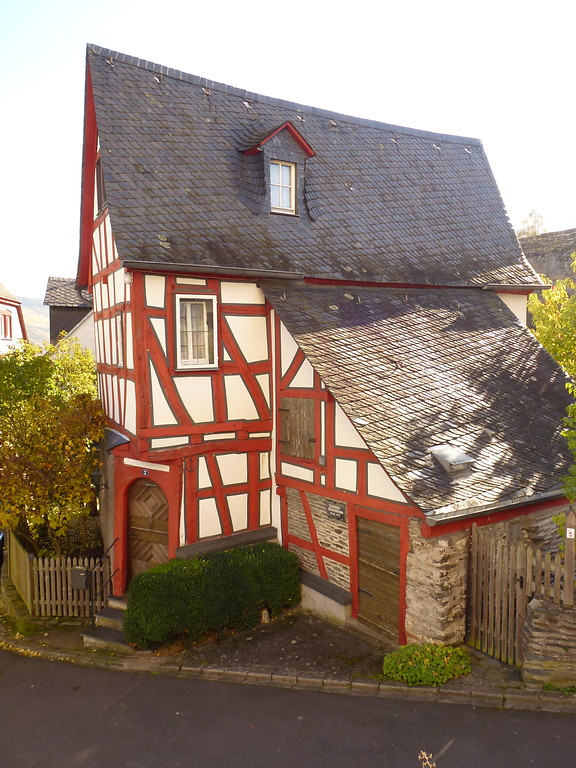 Küsterhaus am Martinsberg 3 in Oberwesel (2016): Das Haus am Martinsberg stammt aus 1625, das oxidrot des Fachwerks ist typisch für den Baustil des Mittelrheintals.