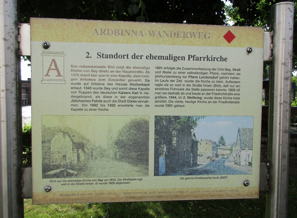 Informationstafel zum Standort der ehemaligen katholischen Pfarrkirche in Hürtgenwald-Gey im Kreis Düren (2017)