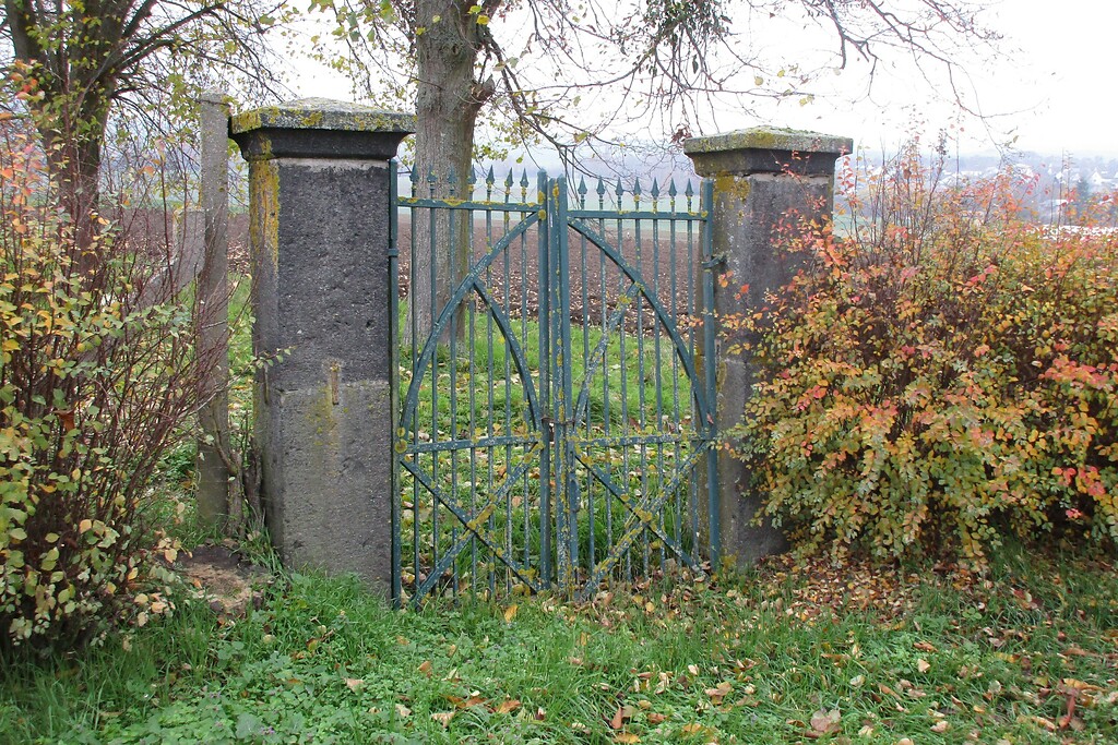 Die Eingangspforte des jüdischen Friedhofs Mertloch (2022).