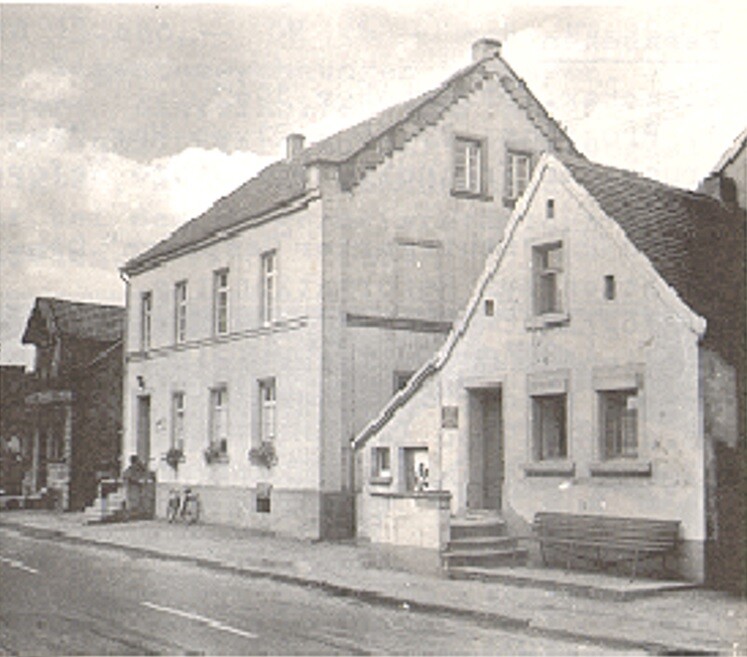 Ausschnitt aus einer historischen Postkarte mit der Hauptstraße in Mackenbach (um 1955)