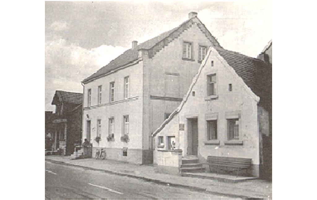 Ausschnitt aus einer historischen Postkarte mit der Hauptstraße in Mackenbach (um 1955)
