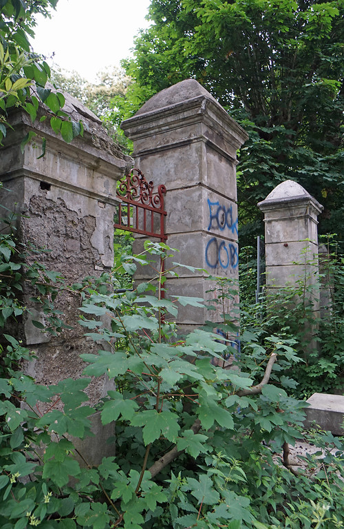 Die alte Einfahrt zum Gelände der früheren Villa Oppenheim in Fühlingen, die unmittelbar an die Neusser Landstraße grenzt (2018).