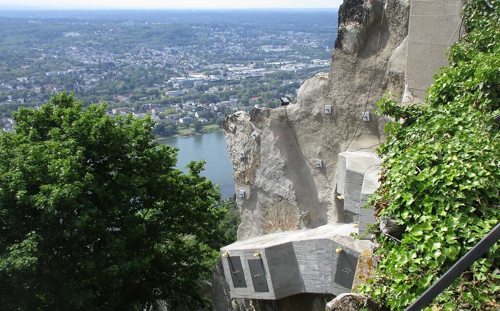 Spuren der Steinbruchtätigkeit am Berg Drachenfels im Siebengebirge (2020), hier der Blick auf den Rhein bei Bonn mit gesicherten Abbruchbereichen.