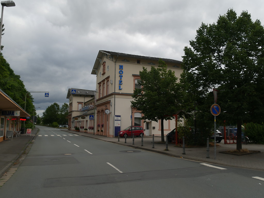 Seitenansicht des Hauptgebäudes des Bahnhofs Weilburg (2017)
