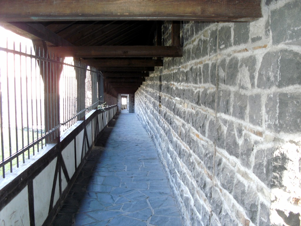 Erhaltenene Teile der Mayener Stadtmauer, Wehrgang im Bereich der Mauer südlich der Herz-Jesu-Kirche (2013).