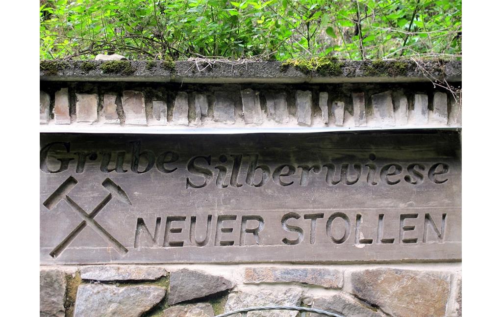 Neuer Stollen der Grube Silberwiese in Rott, Schrifttafel mit dem Stollen-Namen (2014).