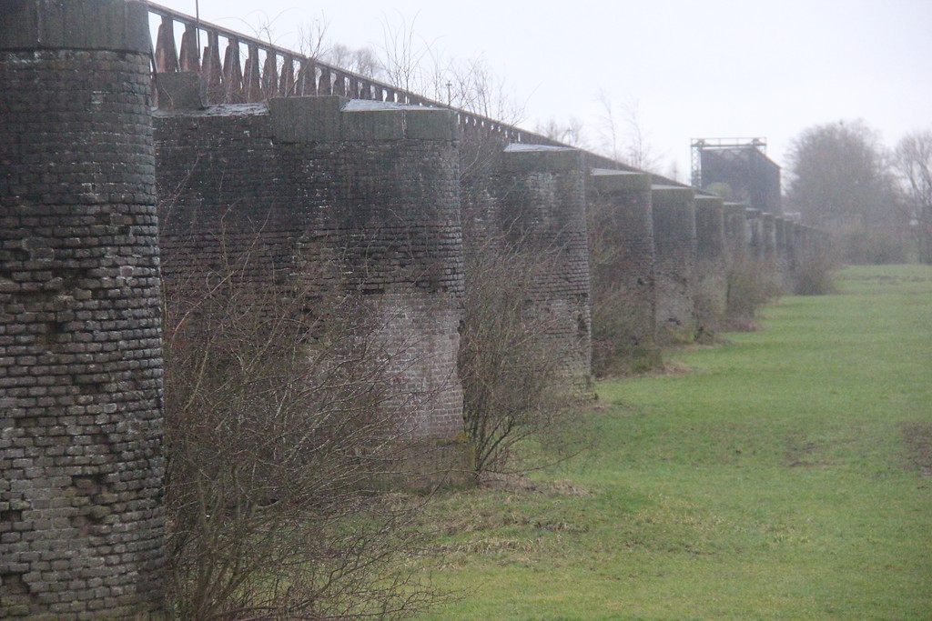 Die Pfeiler der Eisenbahnbrücke bei Kleve-Griethausen (2015).