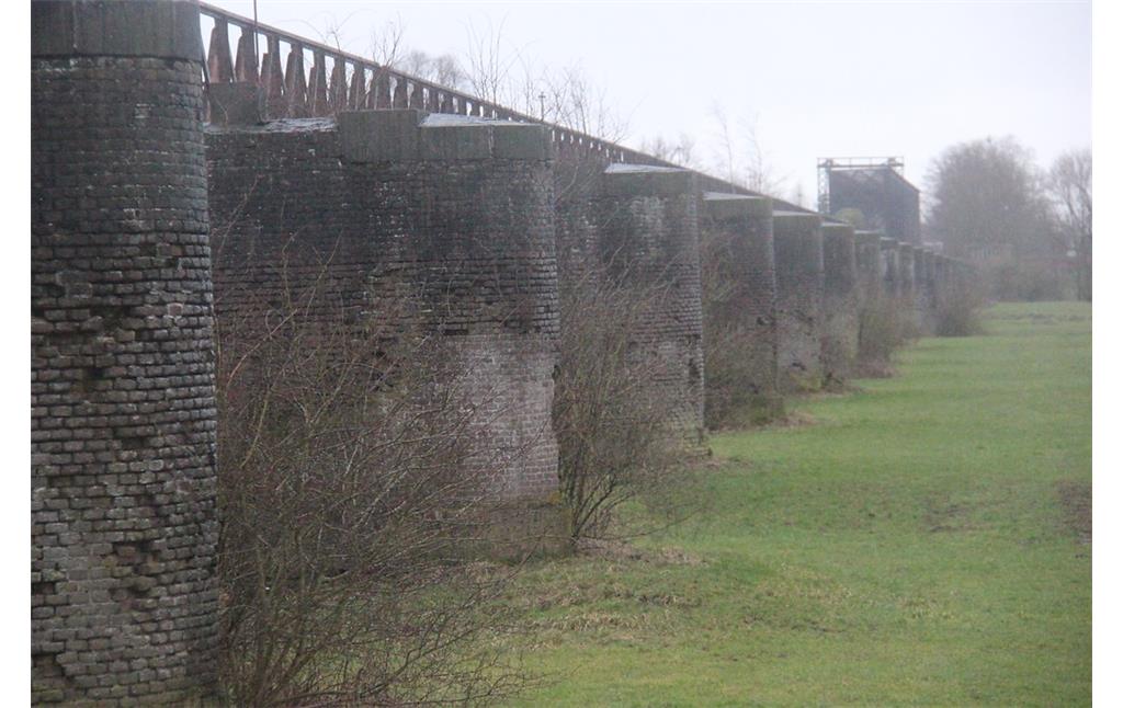 Die Pfeiler der Eisenbahnbrücke bei Kleve-Griethausen (2015).