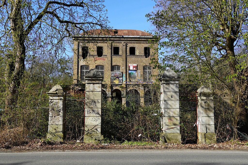 Blick auf die Ruine des Herrenhauses Villa Oppenheim an der Neusser Landstraße im Süden von Köln-Fühlingen (2023).