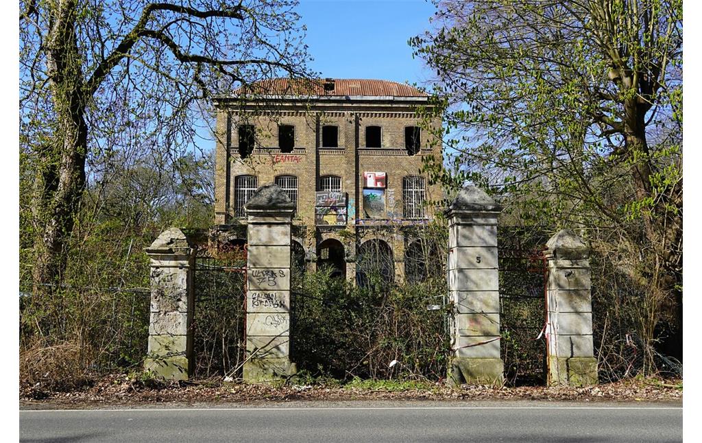 Blick auf die Ruine des Herrenhauses Villa Oppenheim an der Neusser Landstraße im Süden von Köln-Fühlingen (2023).