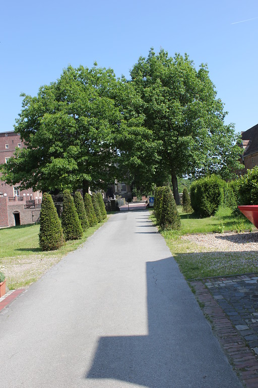 Zugangsweg vom Eingangsbereich zum Hauptgebäude und zur Schlosskirche von Schloss Diersfordt (2012)