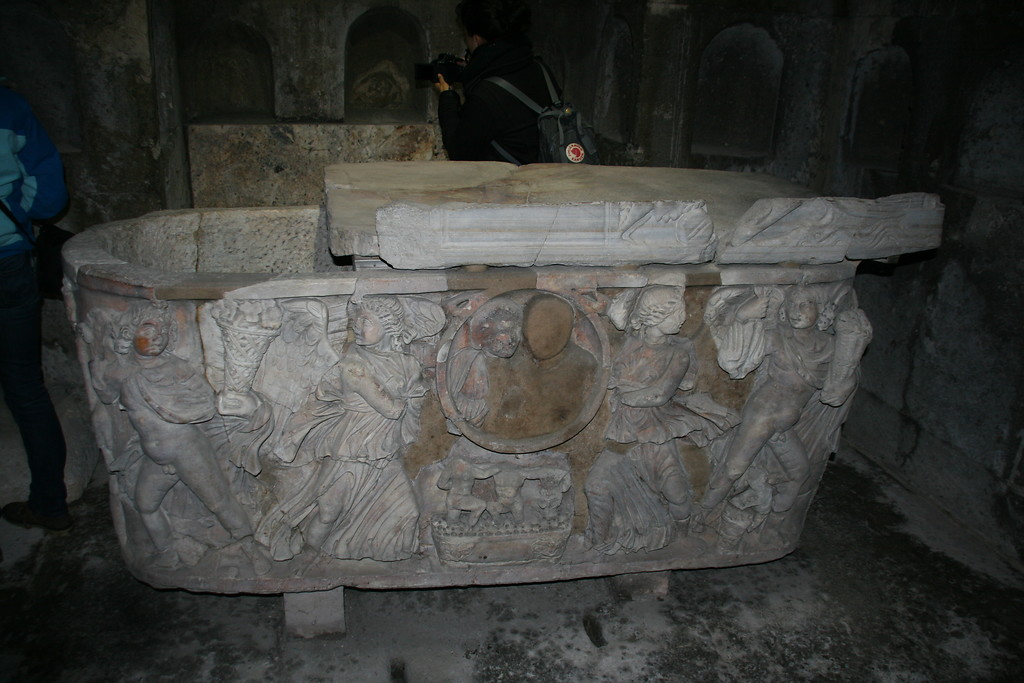 Weidener Grabkammer (2014). Zu sehen sind die Vorderseite des Sarkophages und sein Deckel.