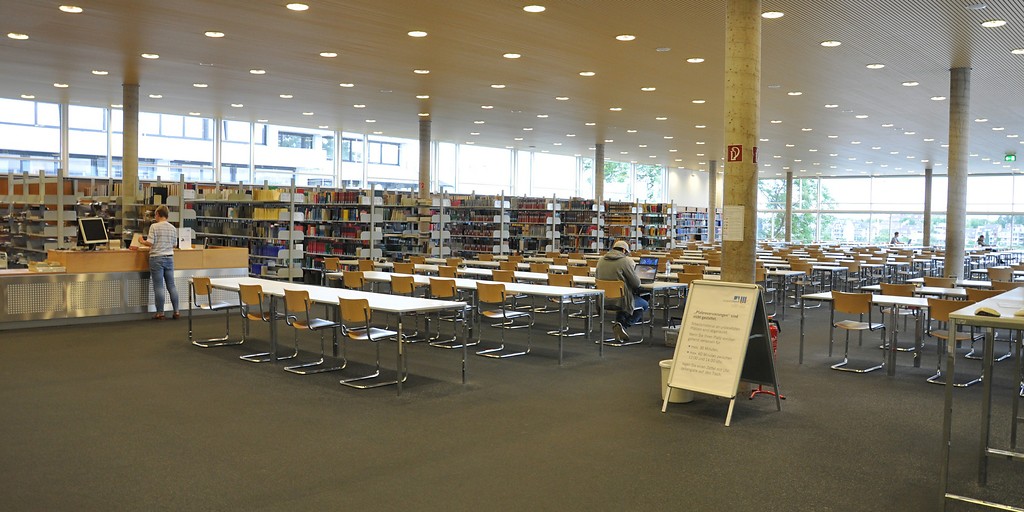 Blick in den Eingangsbereich des Lesesaals der Universitäts- und Landesbibliothek Bonn (2017)