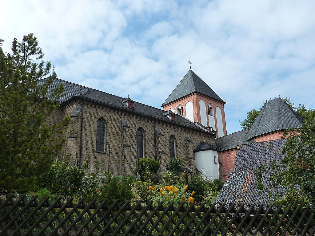 Blick auf die Pfarrkirche St. Jakobus in Alfter-Gielsdorf (2012).