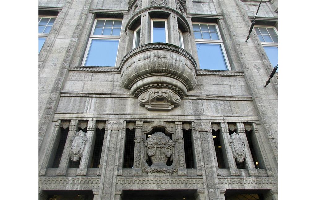 Teil der Fassade des Bing-Hauses am Kölner Neumarkt über dem einstigen Eingang zum früheren Geschäftshaus und heutigen Sitz des Gesundheitsamts (2019).