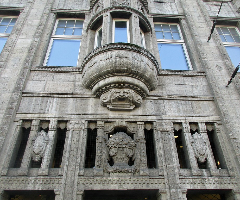 Teil der Fassade des Bing-Hauses am Kölner Neumarkt über dem einstigen Eingang zum früheren Geschäftshaus und heutigen Sitz des Gesundheitsamts (2019).